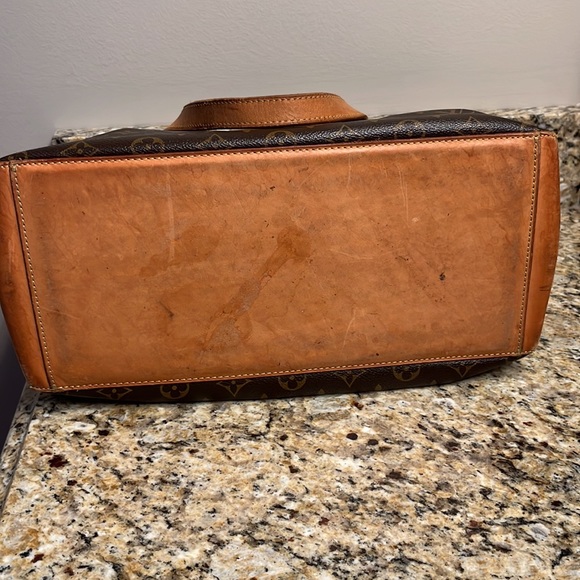 Authentic Louis Vuitton Cabas Mezzo - Picture 6 of 16